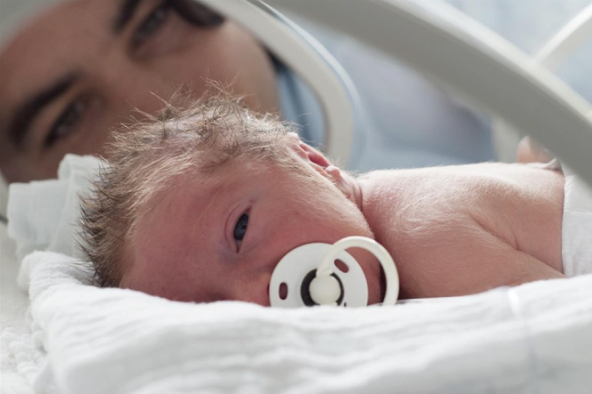 ¿Papá y mamá pueden ser expertos cuidando un prematuro?